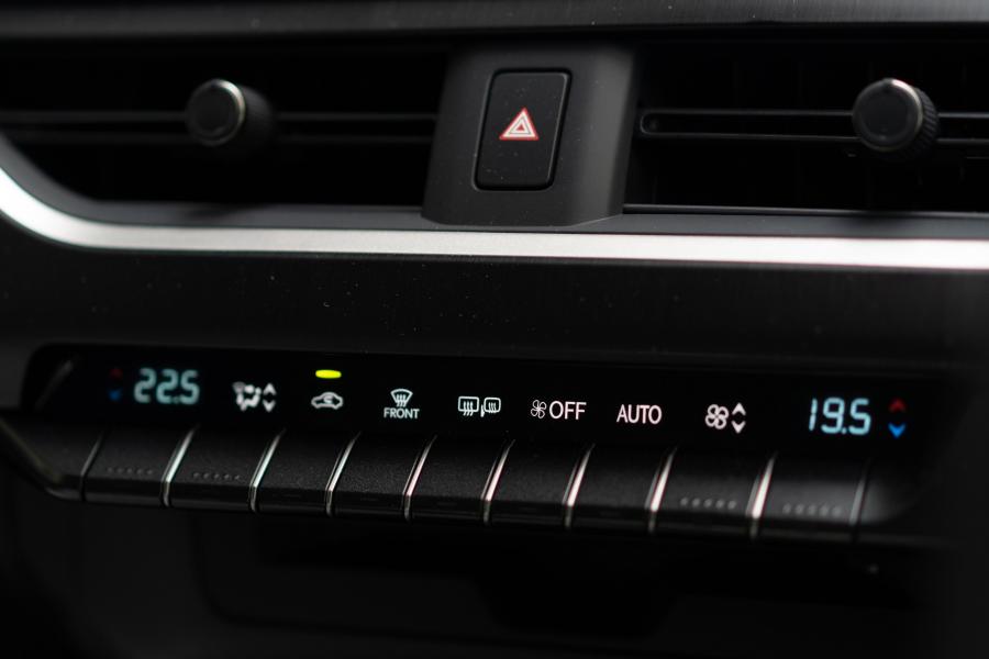 Детали интерьера Lexus UX200 2019 года  (MY) (фото 24 из 35)